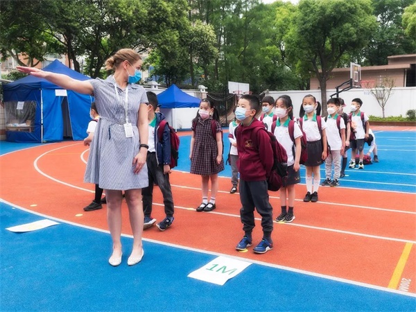 上海康德双语实验学校小学生今日返校复课图片1