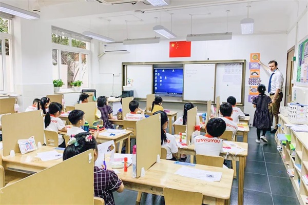 上海康德双语实验学校小学生今日返校复课图片3
