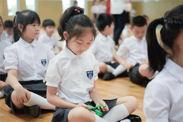 上海青浦区世界外国语学校小学部二年级入队仪式图片2