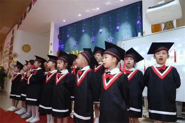 上海艾思坦幼儿园毕业季图片1
