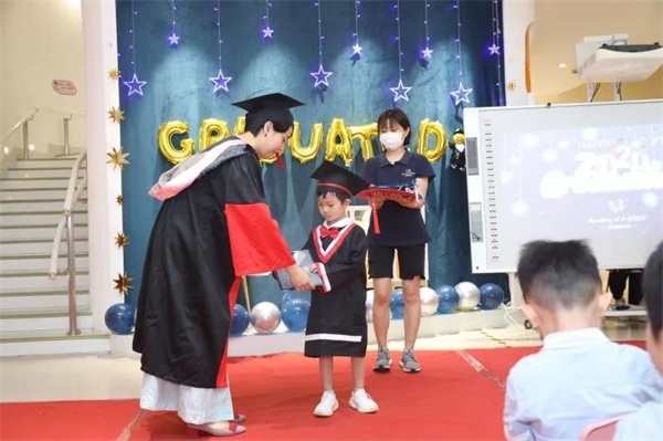 上海艾思坦幼儿园毕业季图片3