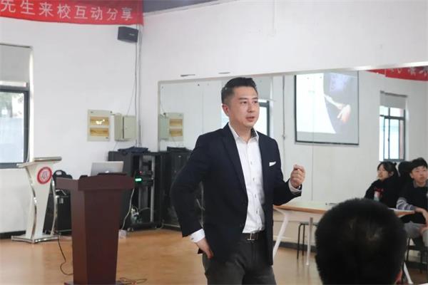 章晋先生光临上海光华学院美高校区互动交流图片1