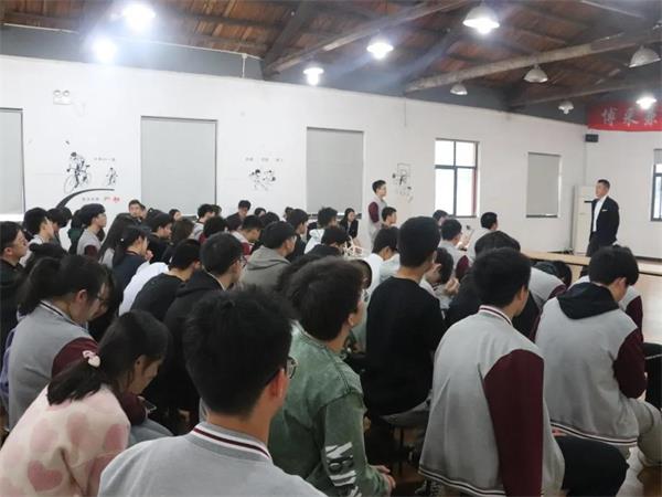 章晋先生光临上海光华学院美高校区互动交流图片3