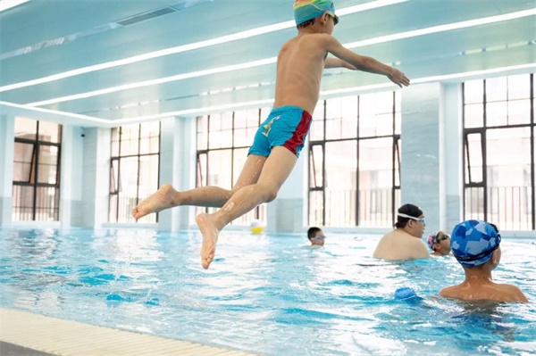 巴德美际学校成都校区学生学习游泳图片5