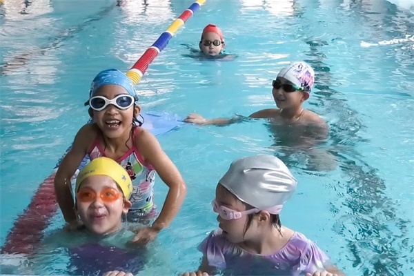巴德美际学校成都校区学生学习游泳图片9