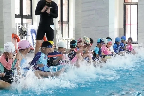 巴德美际学校成都校区学生学习游泳图片14
