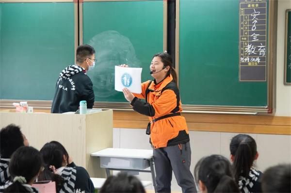 上海世界外国语中学八年级公共安全知识与技能教育活动图片1