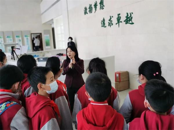 武汉外国语学校美加分校科技体验之旅图片2