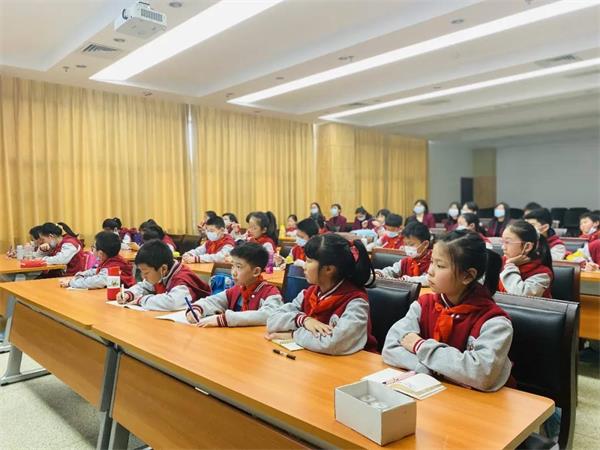 武汉外国语学校美加分校科技体验之旅图片8
