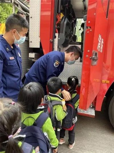 上海常青藤学校学子致敬逆行英雄消防体验活动图片2