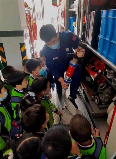 上海常青藤学校学子致敬逆行英雄消防体验活动图片6