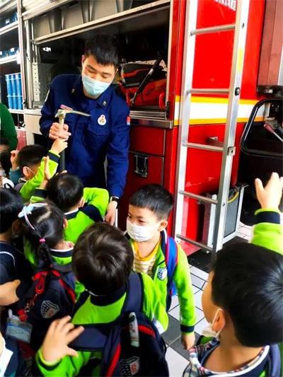 上海常青藤学校学子致敬逆行英雄消防体验活动图片7