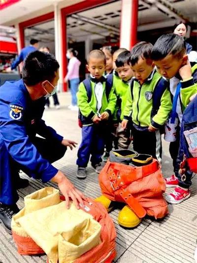 上海常青藤学校学子致敬逆行英雄消防体验活动图片8