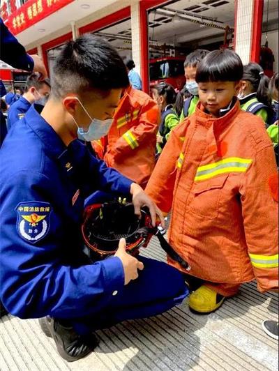 上海常青藤学校学子致敬逆行英雄消防体验活动图片9