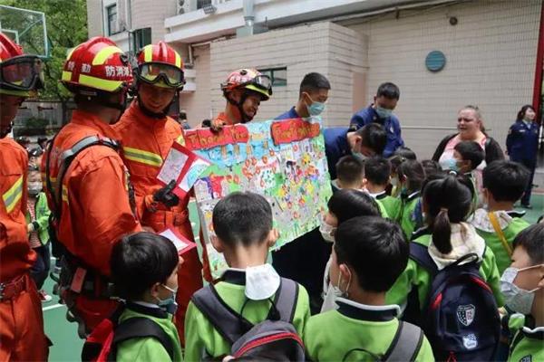 上海常青藤学校学子致敬逆行英雄消防体验活动图片14