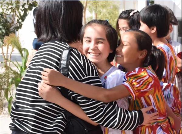 在新疆做公益，她拥抱着那里的孩子们图片