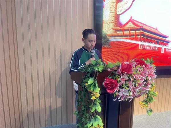 铁岭市三好学生候选人董云博代表老团员进行发言图片
