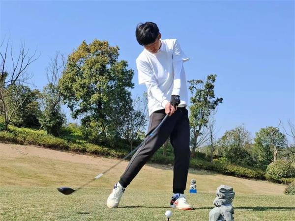 中加枫华国际学校高尔夫少年图片1
