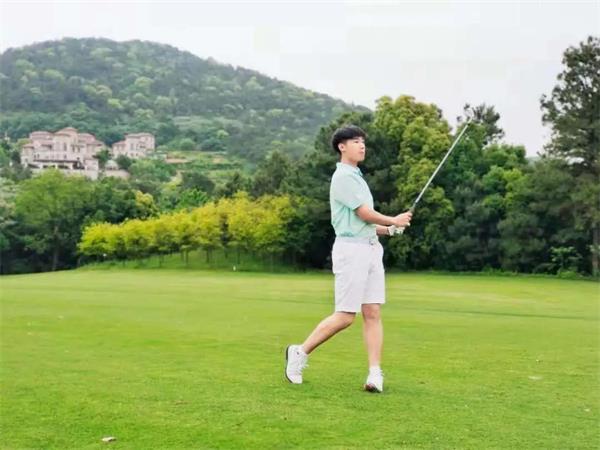 中加枫华国际学校高尔夫少年图片2