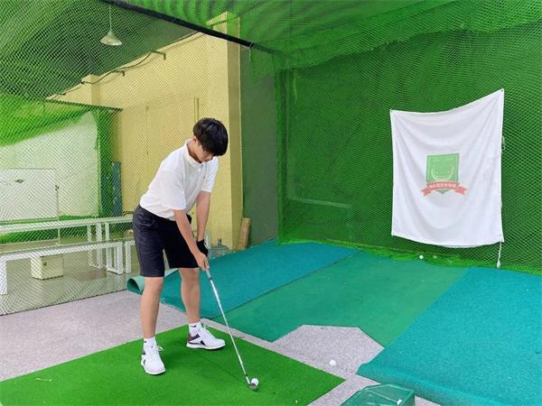 中加枫华国际学校高尔夫少年图片3