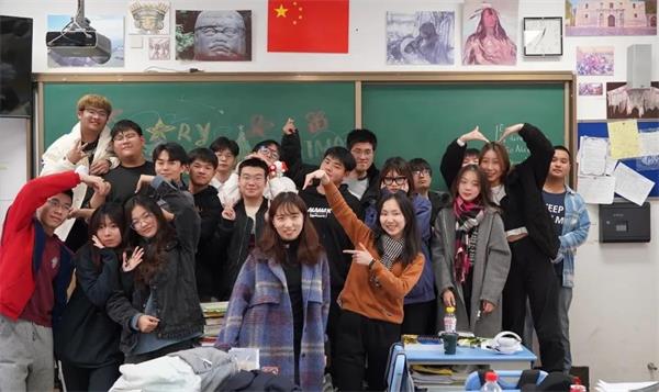 上海诺科学校2021届毕业学生部分合影图片2