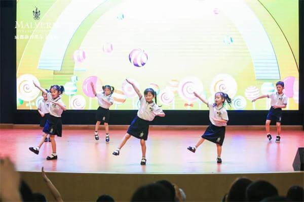 幼儿园部带来中英双语的舞蹈表演图片