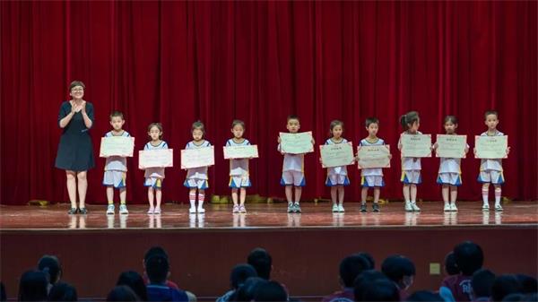 幼儿园副园长吴英为跳绳比赛冠军选手代表颁奖图片