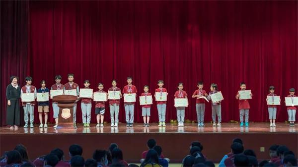 小学部常务副校长任文茹为羽毛球冠军选手代表颁奖图片