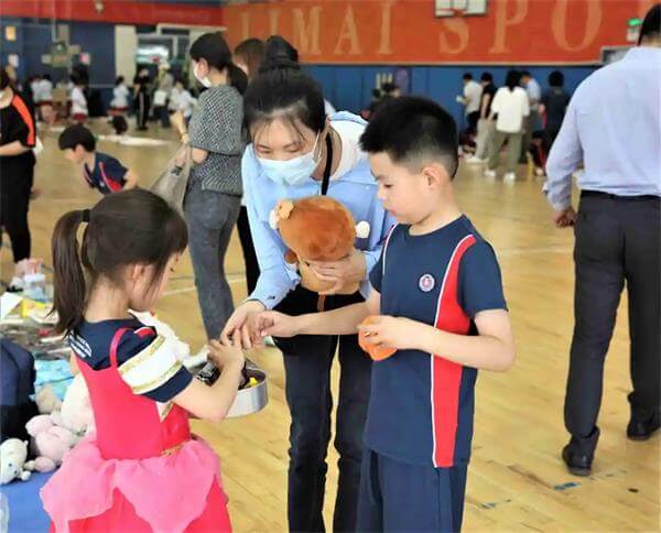 北京力迈中美国际学校爱心义卖活动图片7