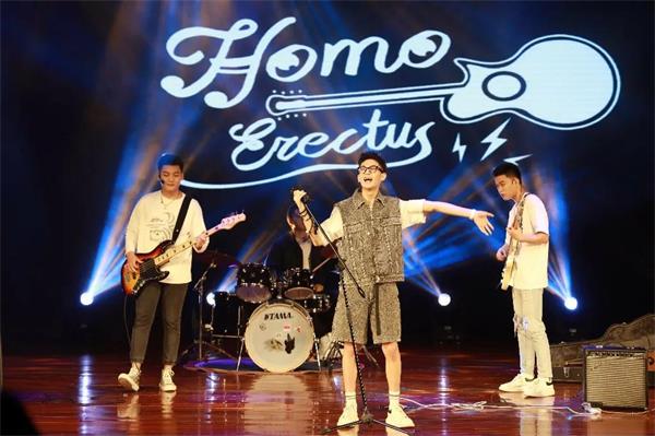 Homo Erectus乐队带来热场表演《在愿望交换商店购物的New Boy》图片