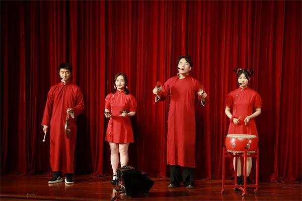 赵心茹、欧阳君南、薛子安、高通4名同学带来的一段三句半表演《王府故事》图片