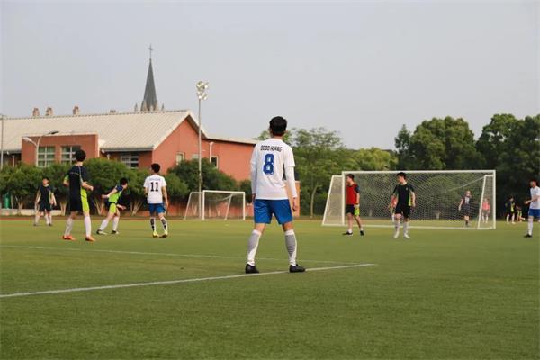 上海融育学校与包玉刚的足球友谊赛图片4