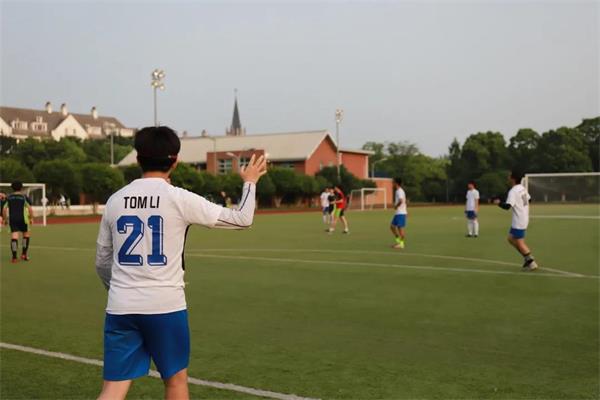 上海融育学校与包玉刚的足球友谊赛图片5
