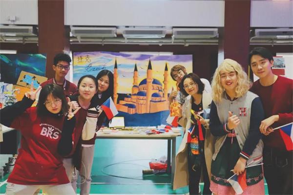 赵心茹和同学们一起参加校园文化节图片