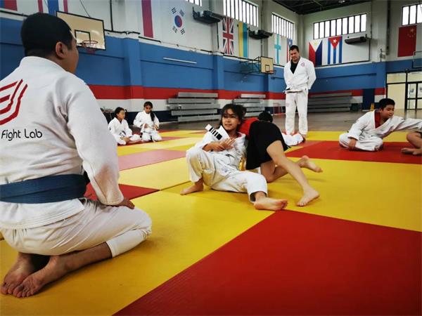 上海美高双语学校学生巴西柔术课图片3