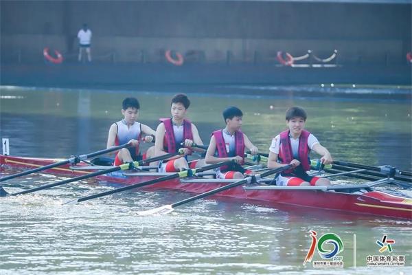 唐浥城摘得U15男子四人双桨比赛金牌图片