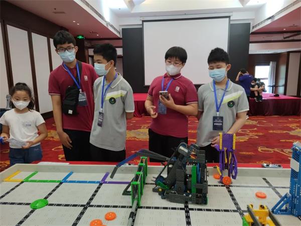北京市第八十中学国际部学生在VEX机器人北京选拔赛图片2